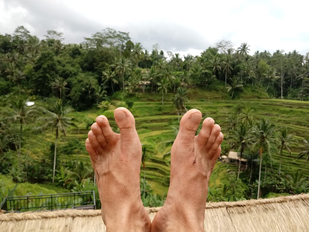 korzyści chodzenie boso stopy na tle tarasów ryżowych Indonezja