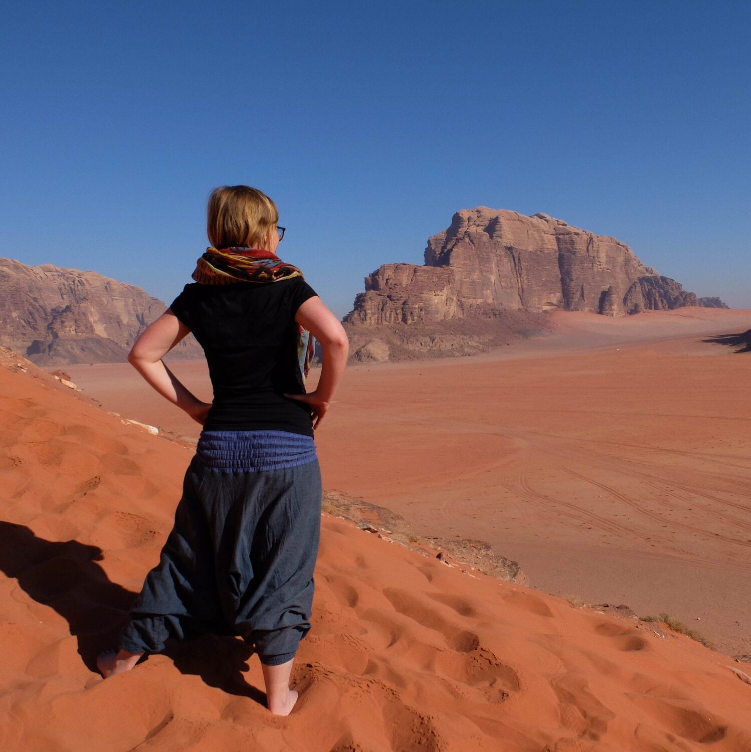 zdjęcie: Marta na pustyni w Jordanii na stronie masaż psów GaSa