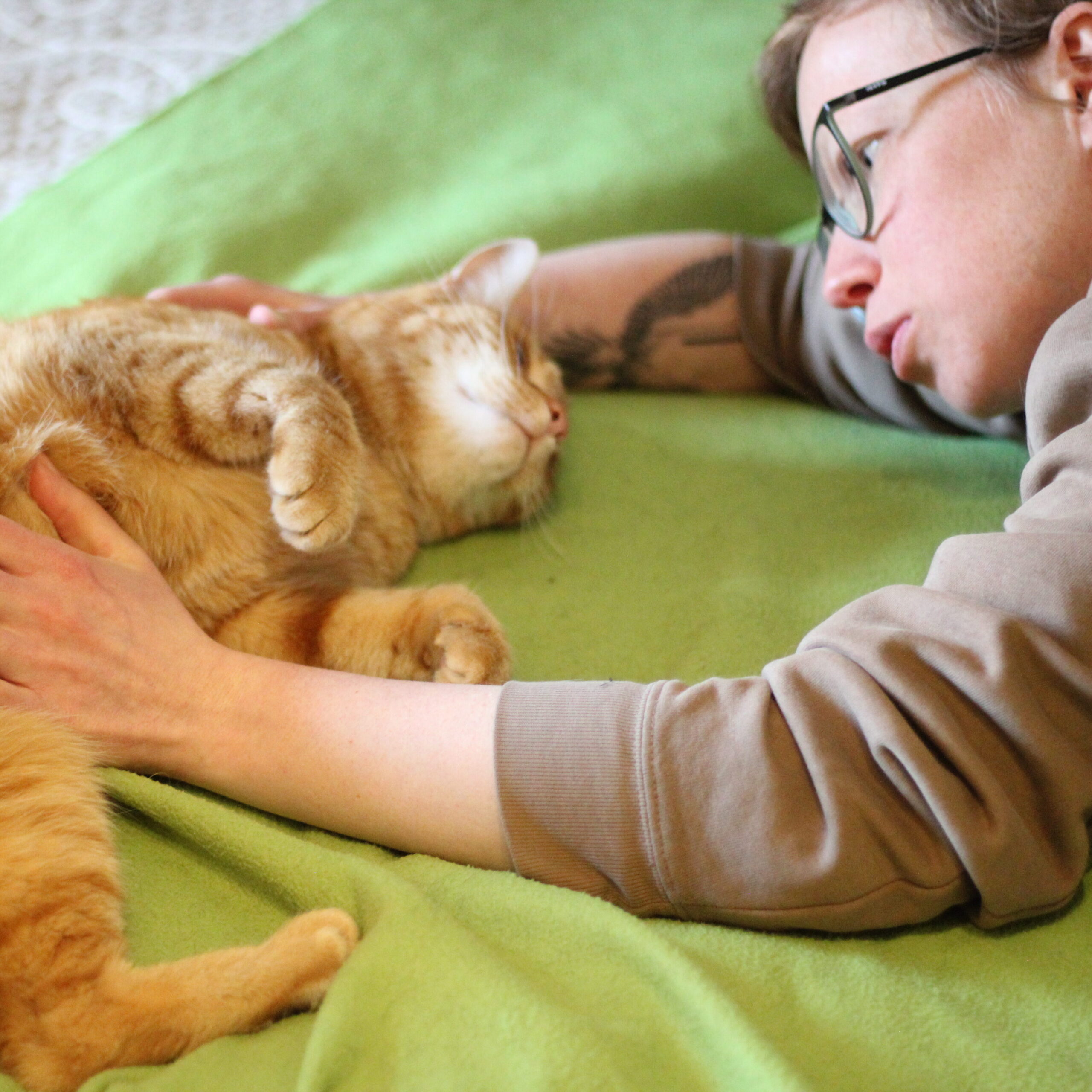 zdjęcie: Marta z kotem Cynamonem na stronie masaż psów GaSa